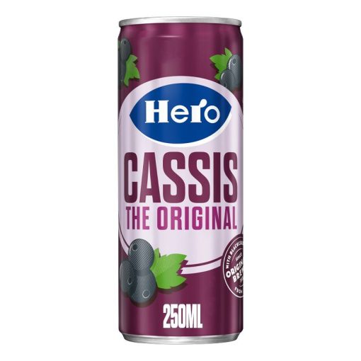 Tray met 24 Hero Cassis blikjes van 25cl – frisdrank met volle zwarte bessensmaak in klassiek blauw design.